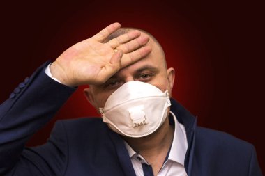 Zayıf, sağlıksız bir insanın portresi, yüksek sıcaklıkta kendini kötü hissediyor. Viral enfeksiyon..