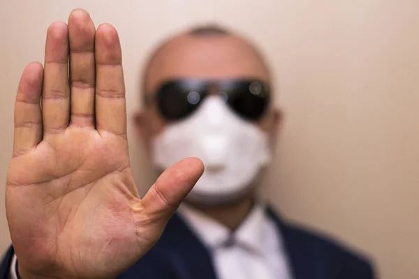 Mannen Skyddsmask Visar Stopp Avstånd Coronaviruspandemin — Stockfoto