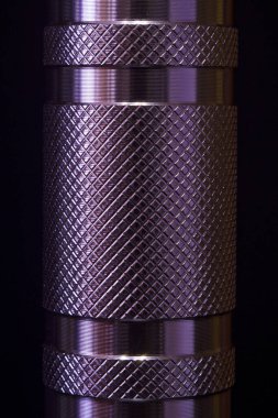 Siyah arka planda çelik boru.