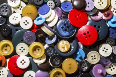Renkli parlak dikiş düğmeleri. Farklı boyutlarda düğmeler..