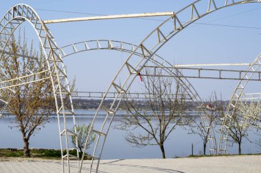 Nehrin arka planında metal yapılar