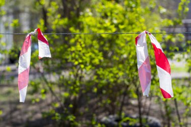 Bariyer eskrim bandının kırmızı ve beyaz çizgileri. Hareketi yasaklayan eskrim bürokrasisi ve beyaz şerit. Uyarı bandı.