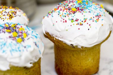 Renkli şekerli Paskalya pastaları.