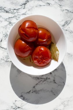 Konserve domatesler beyaz tabakta