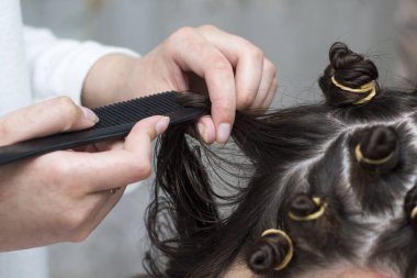 Kapalı kuaför kuaförü saç stili yapıyor..