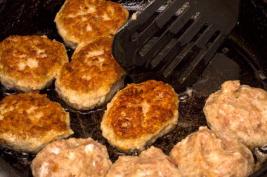 Tavada kızarmış köfte..