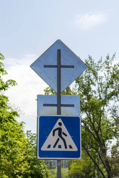 Gångväg Korsning Vägskylt Bakgrund Träd Och Blå Himmel — Stockfoto