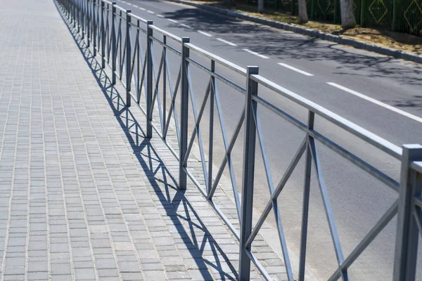 Yol Boyunca Metal Çitler Paving Levhaları — Stok fotoğraf