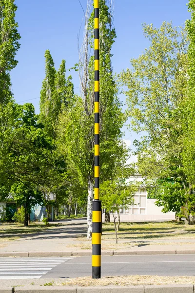 Черный Столб Жёлтыми Полосками — стоковое фото