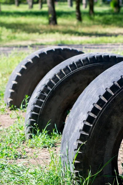 Oude Vrachtwagenbanden Een Speelplaats Voor Kinderen — Stockfoto