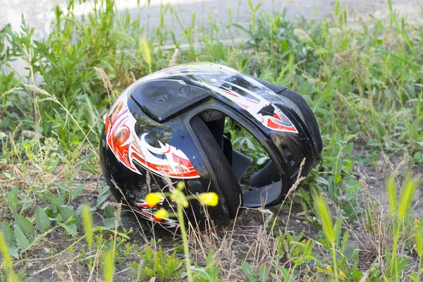 오토바이의 헬멧은 잔디에 있습니다 법규를 어기는 — 스톡 사진