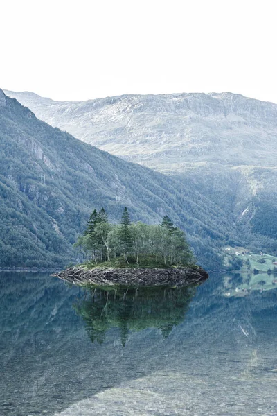 Norveç 'teki küçük ormanlık adaya bakın.