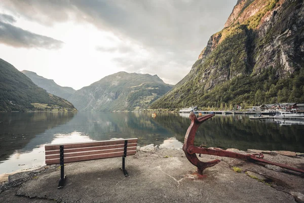 Gün batımında Geiranger. Norveç 'in ünlü doğal simgesi olan Geiranger kampından bir görüntü. Unesco miras sitesi..
