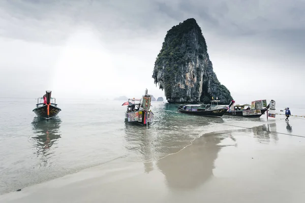 Tayland 'da Railay plajında uzun kuyruk tekneleri satıyorum.