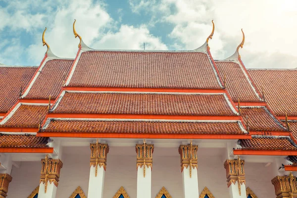 Templo tailandés. Wat Mongkol Nimit Temple Phuket, Tailandia. Arquitectura de tejado . — Foto de Stock