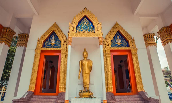 黄金の仏像とタイの寺院入口。ワット ・ フワイモンコン ニミット寺プーケット, タイ. — ストック写真