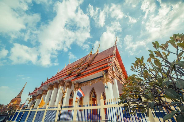 Thaimaalainen temppeli. Wat Mongkol Nimit temppeli Phuket, Thaimaa . — kuvapankkivalokuva