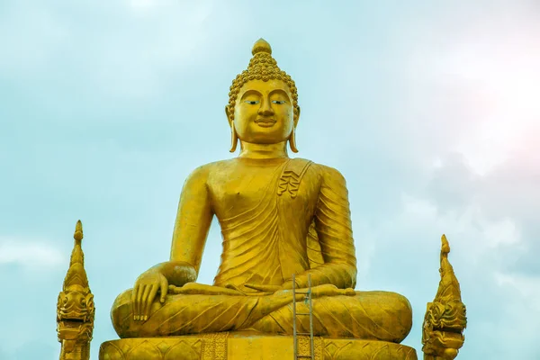 金色的佛像在泰国的寺庙。泰国雕塑. — 图库照片