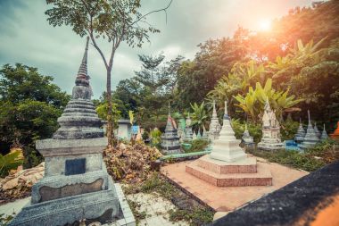Yaşlı temple yakınındaki antik mistik Tay mezarlığı. Tayland.