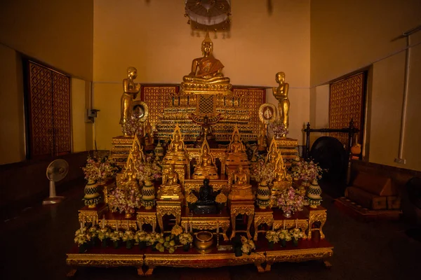 泰国佛寺。泰国普吉查伦萨马纳吉寺，寺院朗三寺。金佛塔内部. — 图库照片