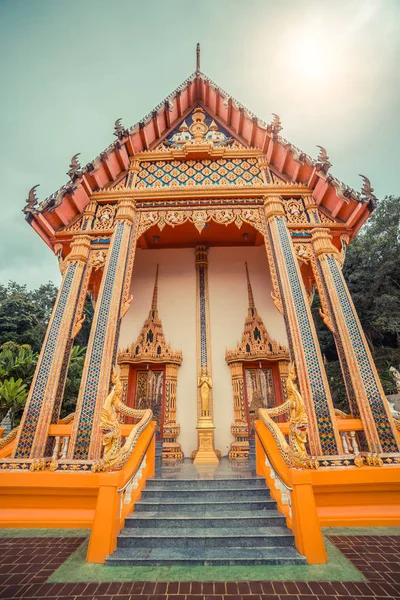 고 대 태국 사원입니다. 와트 카 론입니다. 수완 리 Khet 사원 푸 켓, 태국. — 스톡 사진