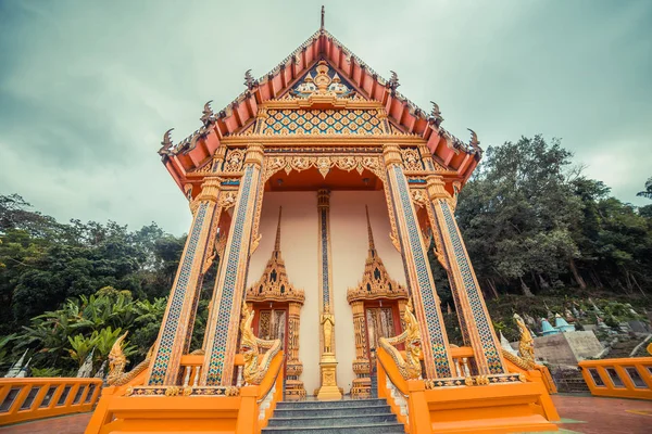 Древний тайский храм. Ват Косит Вэньчан, Пхукет, Таиланд . — стоковое фото