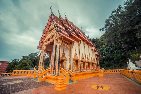 Antico tempio thailandese. Wat Kosit Wihan Tempio d'oro Phuket, Thailandia . — Foto Stock