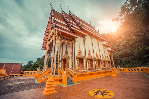 Древний тайский храм. Ват Косит Вэньчан, Пхукет, Таиланд . — стоковое фото