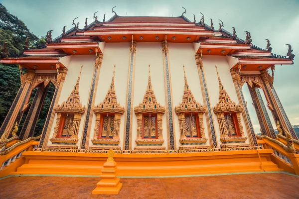 Templo tailandês antigo. Wat Kosit Wihan Golden Temple Phuket, Tailândia . — Fotografia de Stock