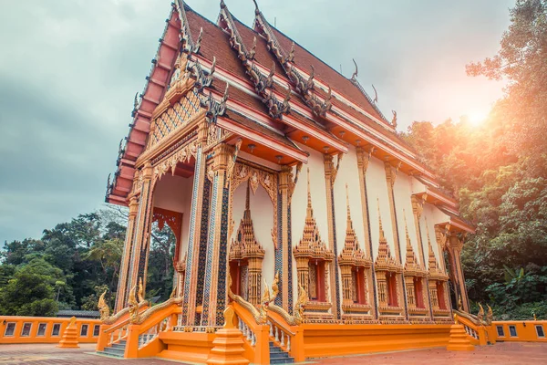 Alten thailändischen Tempel. wat kosit wihan goldener Tempel phuket, Thailand. — Stockfoto