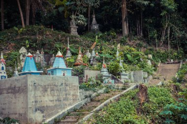 Yaşlı temple yakınındaki antik mistik Tay mezarlığı. Tayland.