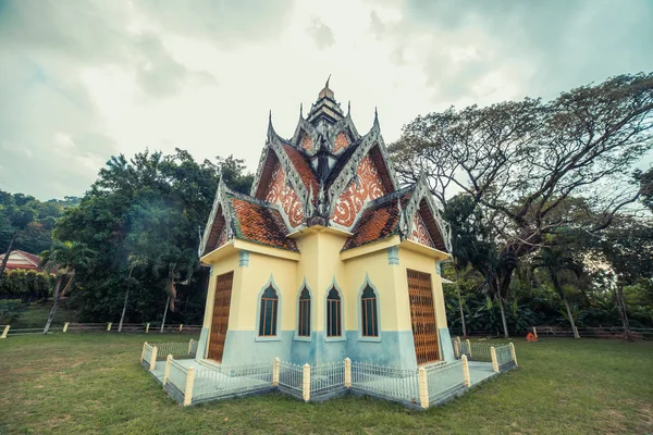 Ancien temple thaïlandais. Temple Wat Pa Aram Rattanaram Phuket, Thaïlande . — Photo