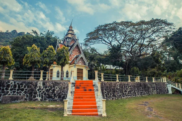 Древний тайский храм. Храм Ват Па Арам Раттанарама Пхукет, Таиланд . — стоковое фото