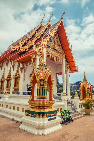 Antico tempio thailandese. Wat Karon. Suwan Khiri Khet Temple Phuket, Thailandia . — Foto Stock