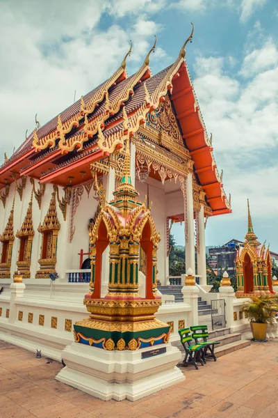 Alten thailändischen Tempel. wat karon. suwan khiri khet tempel phuket, thailand. — Stockfoto