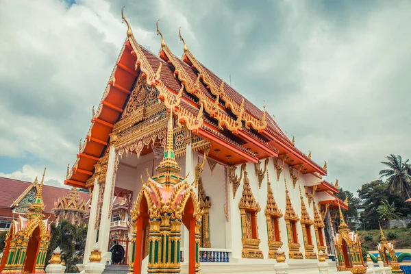Antiguo templo tailandés. Wat Karon. Suwan Khiri Khet Temple Phuket, Tailandia . — Foto de Stock