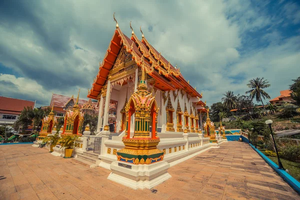 Alten thailändischen Tempel. wat karon. suwan khiri khet tempel phuket, thailand. — Stockfoto