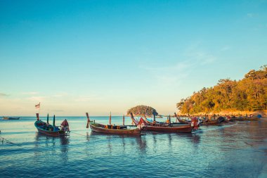 Tay plajda Longtale tekne. ParaDice kum plaj yer. Temiz su ve mavi gündoğumu gökyüzü tekneler.