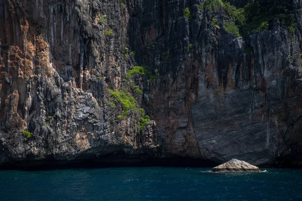 Acantilado y el mar claro Phi Phi islas al sur de Tailandia. Phi phi islas de rocas altas . —  Fotos de Stock