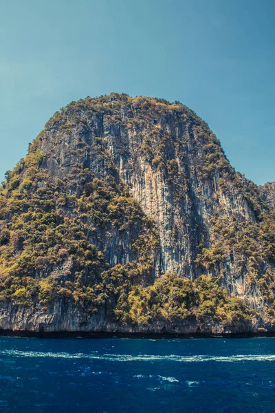 Acantilado y el mar claro Islas Phi Phi al sur de Tailandia . — Foto de Stock