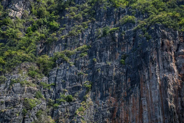 Uçurum ve berrak Denizi Phi Phi Islands Tayland güneyinde. Phi phi yüksek Adaları kayalar. — Stok fotoğraf