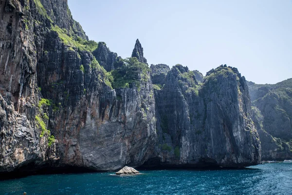 Acantilado y el mar claro Islas Phi Phi al sur de Tailandia . —  Fotos de Stock