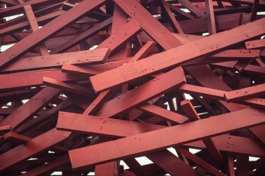 Modern ahşap mimari parça. Kırmızı tasarım öğeleri.