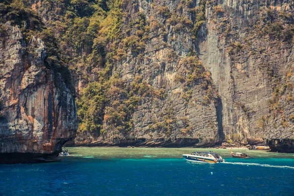 Acantilado y el mar claro Islas Phi Phi al sur de Tailandia . —  Fotos de Stock