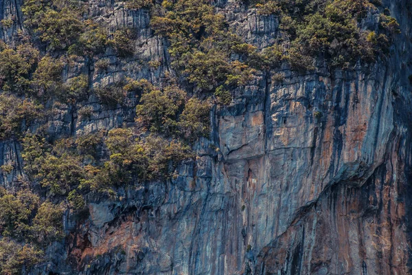 Cliff e o mar claro Phi Phi ilhas ao sul da Tailândia. Phi phi ilhas rochas altas . — Fotografia de Stock