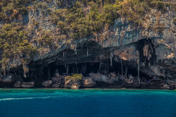 Acantilado y el mar claro Phi Phi islas al sur de Tailandia. Gruta de Phi phi cueva . — Foto de Stock