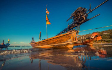Tay plajda Longtale tekne. ParaDice kum plaj yer. Temiz su ve mavi gündoğumu gökyüzü tekneler.