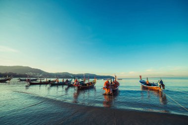 Tay plajda Longtale tekne. ParaDice kum plaj yer. Temiz su ve mavi gündoğumu gökyüzü tekneler.
