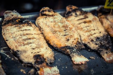 Izgara balık ızgara portre üzerinde. Gece gıda pazarı, Tayland. Yumuşak odak.