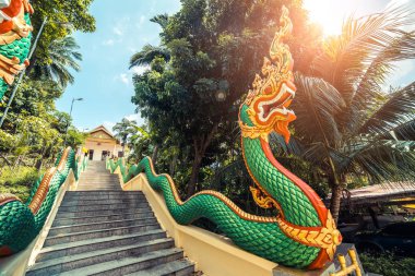 Merdiven ejderha Tay tapınak ile. WAT Patong Suwankeereewong Tapınağı Phuket, Tayland.